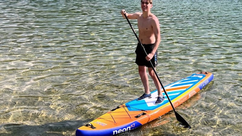 paddleboard neon x7 fire nafukovaci v akci na vode